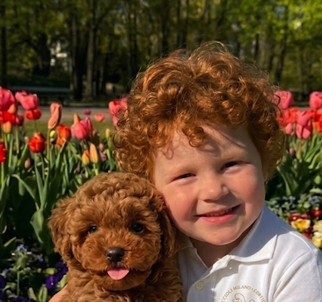 Kind mit einem Hund